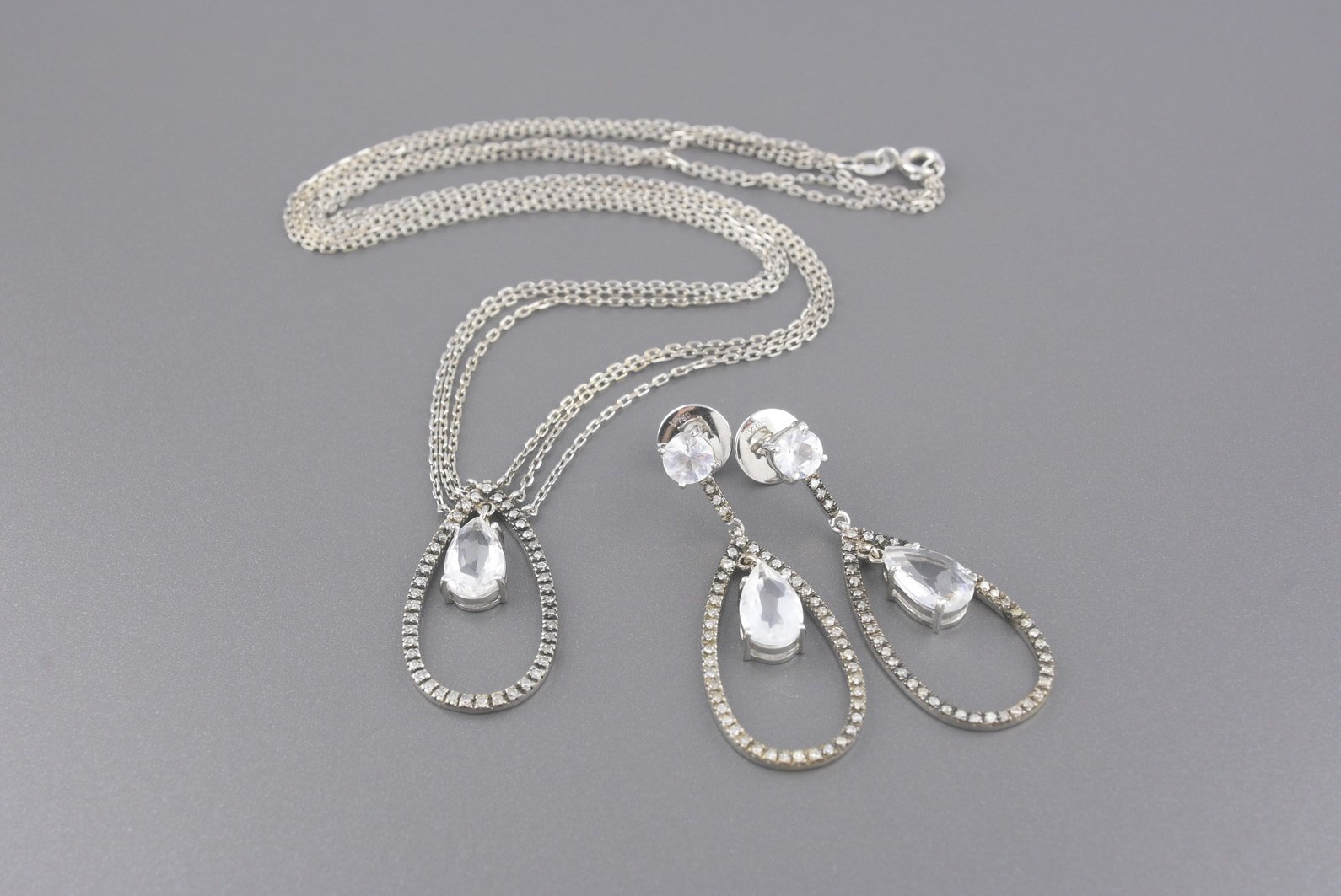 Conjunto Brincos e Colar em Ouro Branco 18k com Quartzos de 5mm e 9x6mm e Aprox. 67pts de Brilhantes