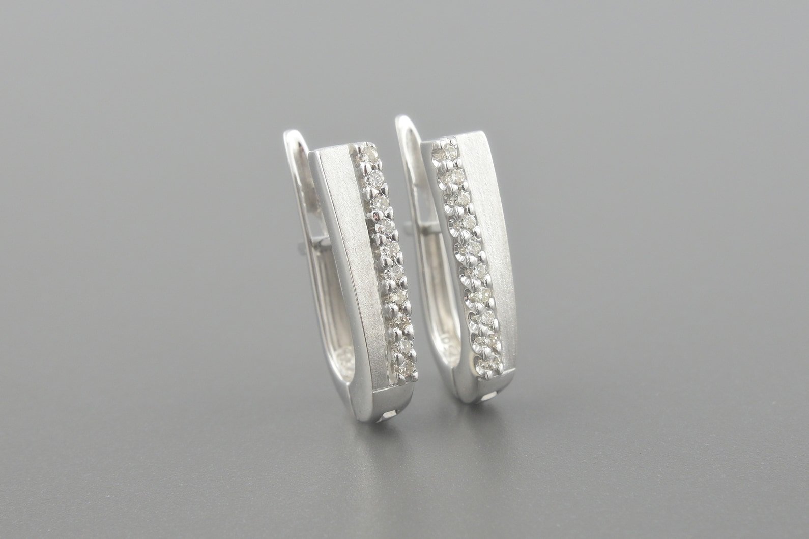 Brincos Argola em Ouro Branco 18k com Aprox. 20pts de Brilhantes
