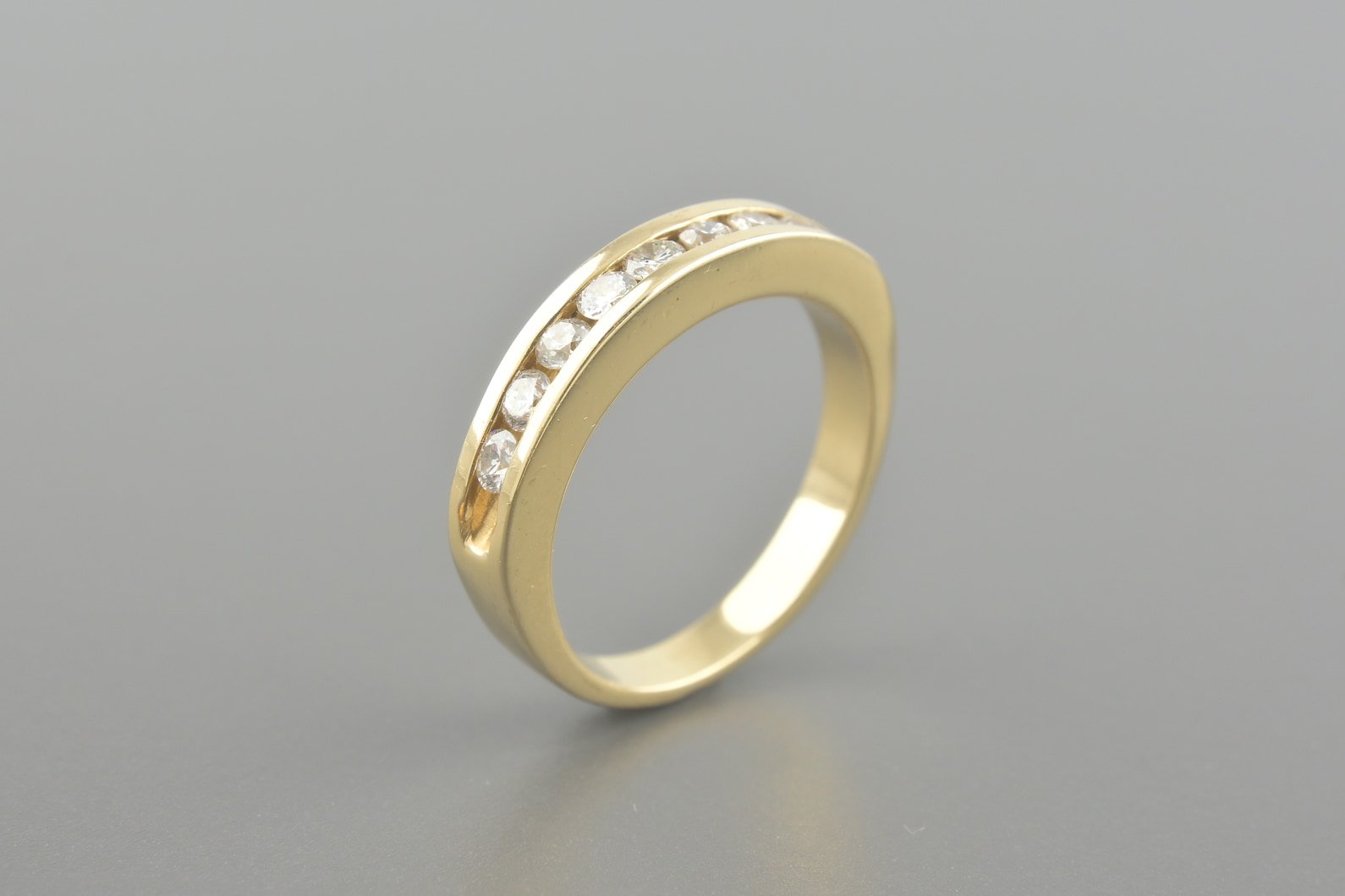 Meia Aliança em Ouro Amarelo 18k com Aprox. 72pts de Brilhantes