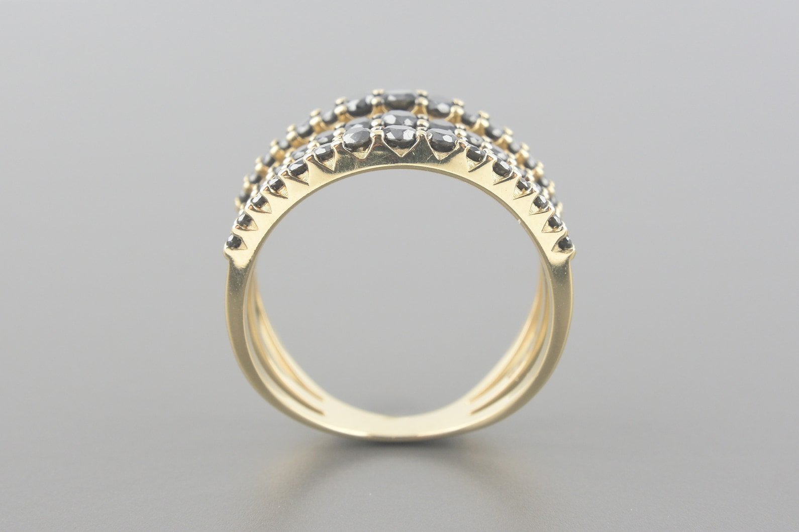 Anel Arpege em Ouro Amarelo 18k com Diamantes Negros