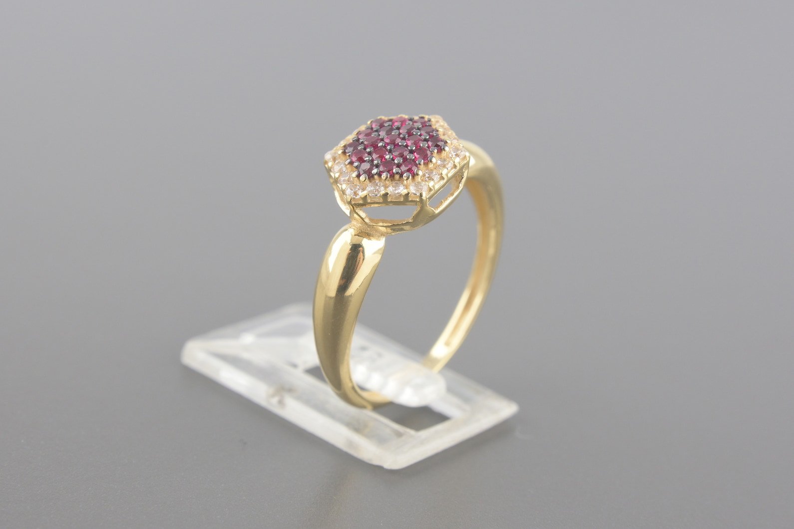 Anel em Ouro Amarelo 18k com Topazios Brancos e Rubis