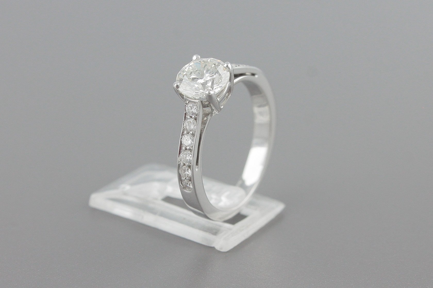 Anel Solitário em Ouro Branco 18k com Aprox. 1.14cts de Brilhantes (Central de 90pts)