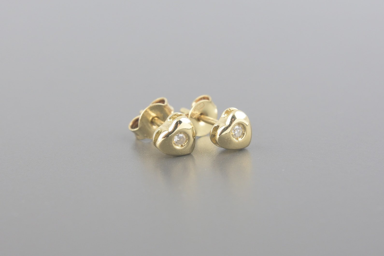 Brincos Coração em Ouro Amarelo 18k com Aprox. 4pts de Brilhantes