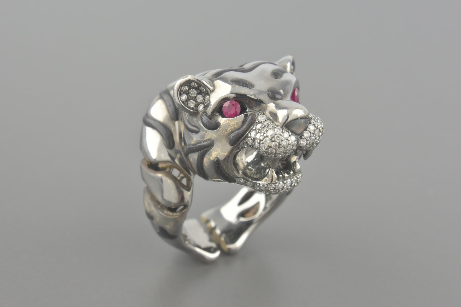 Anel Tigre em Ouro 18k com Ródio Negro, Safiras Rosas e Diamantes (No Estado)