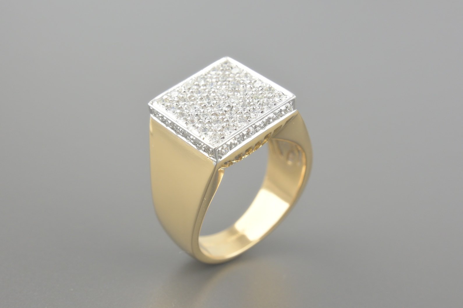Anel Sinete em Ouro Amarelo 18k com Aprox. 96pts de Brilhantes