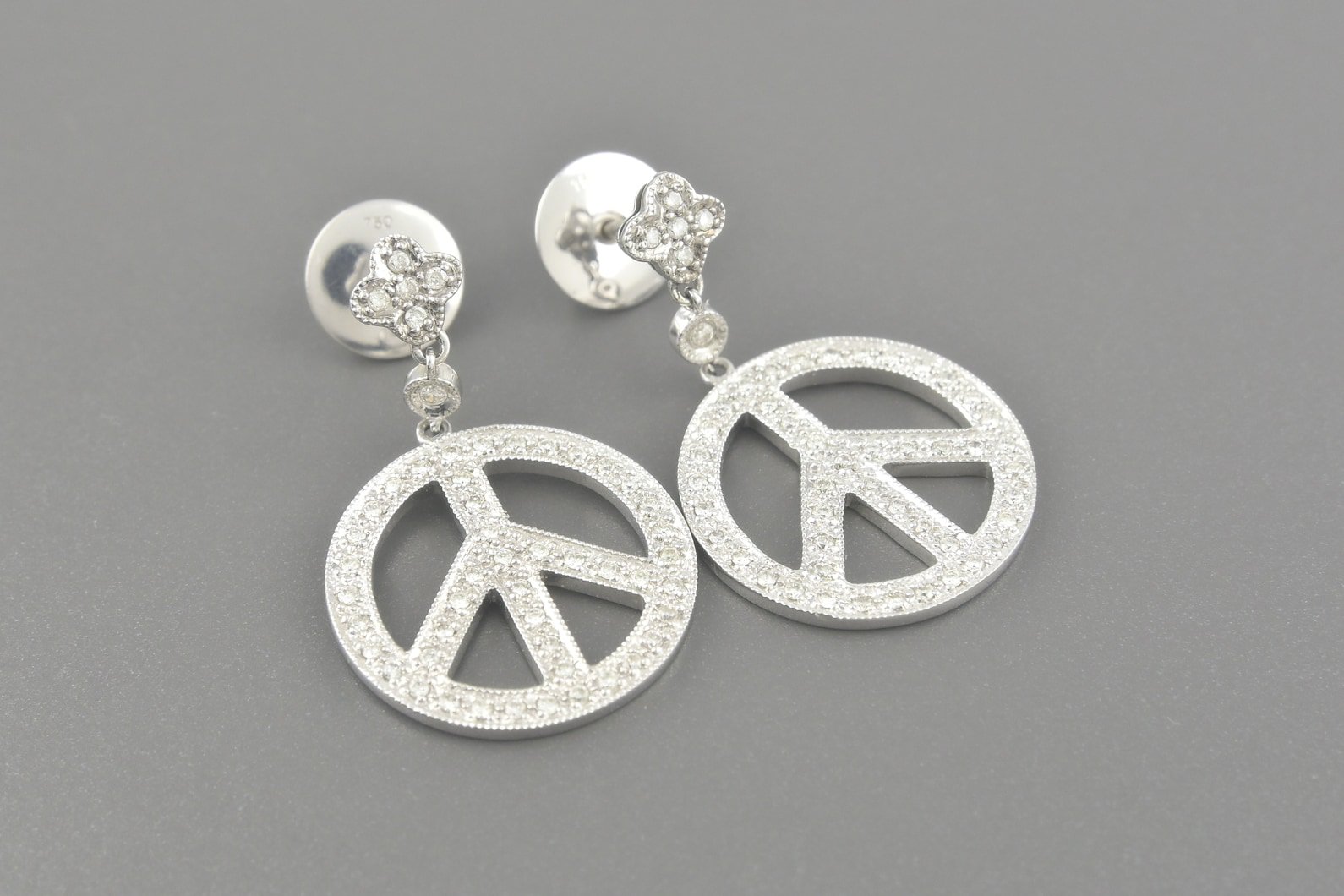 Brincos Paz em Ouro Branco 18k com Aprox. 1.04ct de Brilhantes