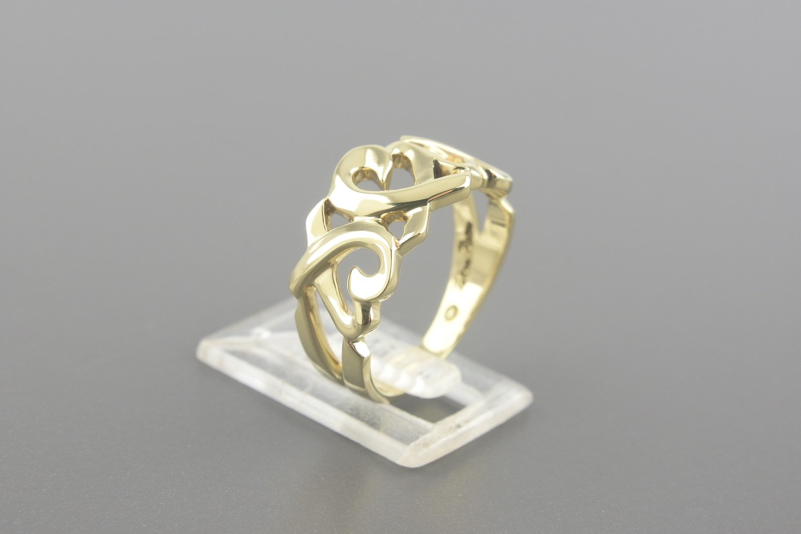 Anel Corações em Ouro Amarelo 18k