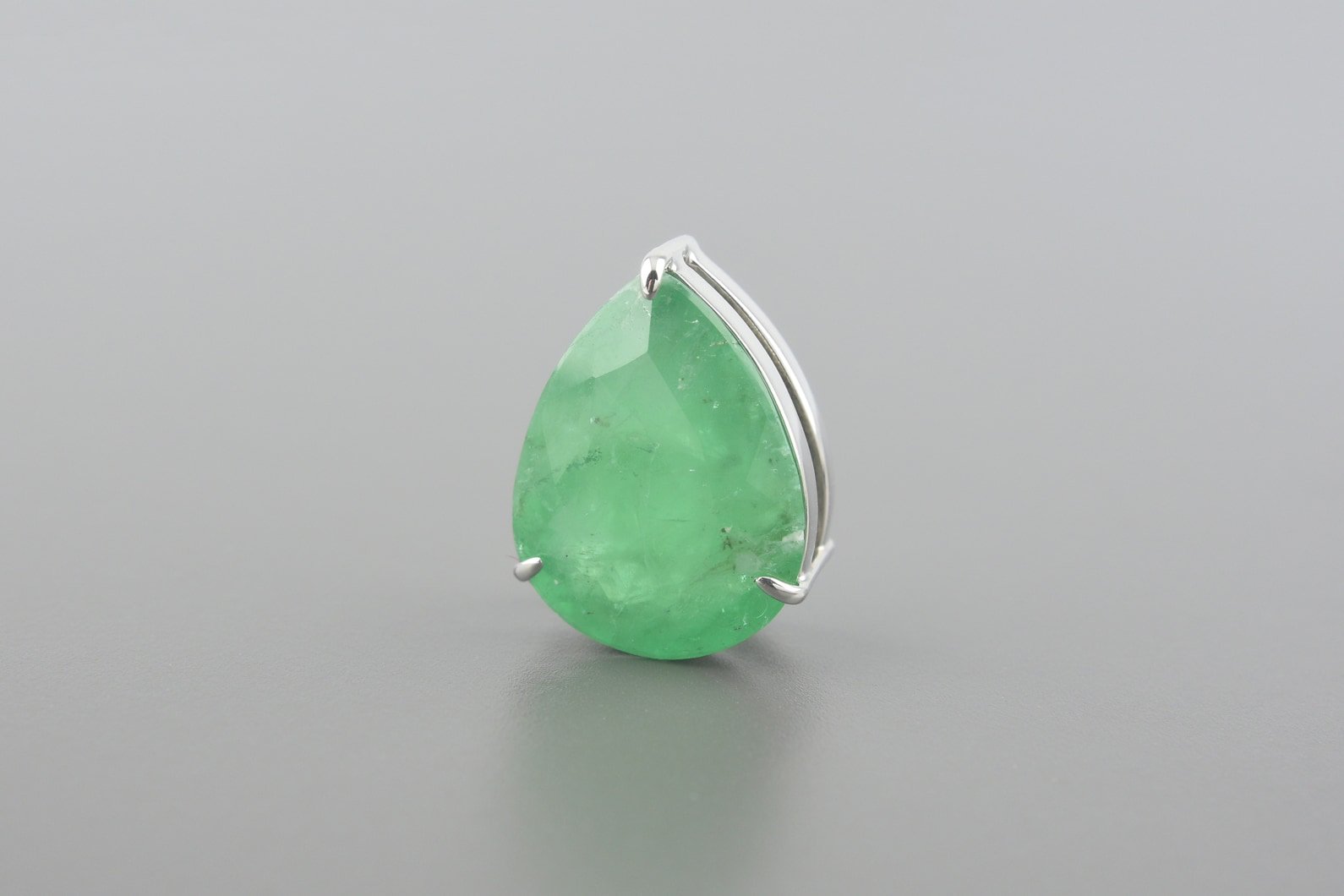 Pingente em Ouro Branco 18k com Esmeralda Lap. Gota de 17x13mm