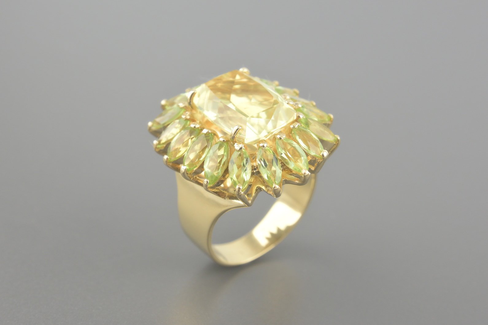 Anel em Ouro Amarelo 18k com Citrino de 14x10mm e Peridotos de 6x3mm