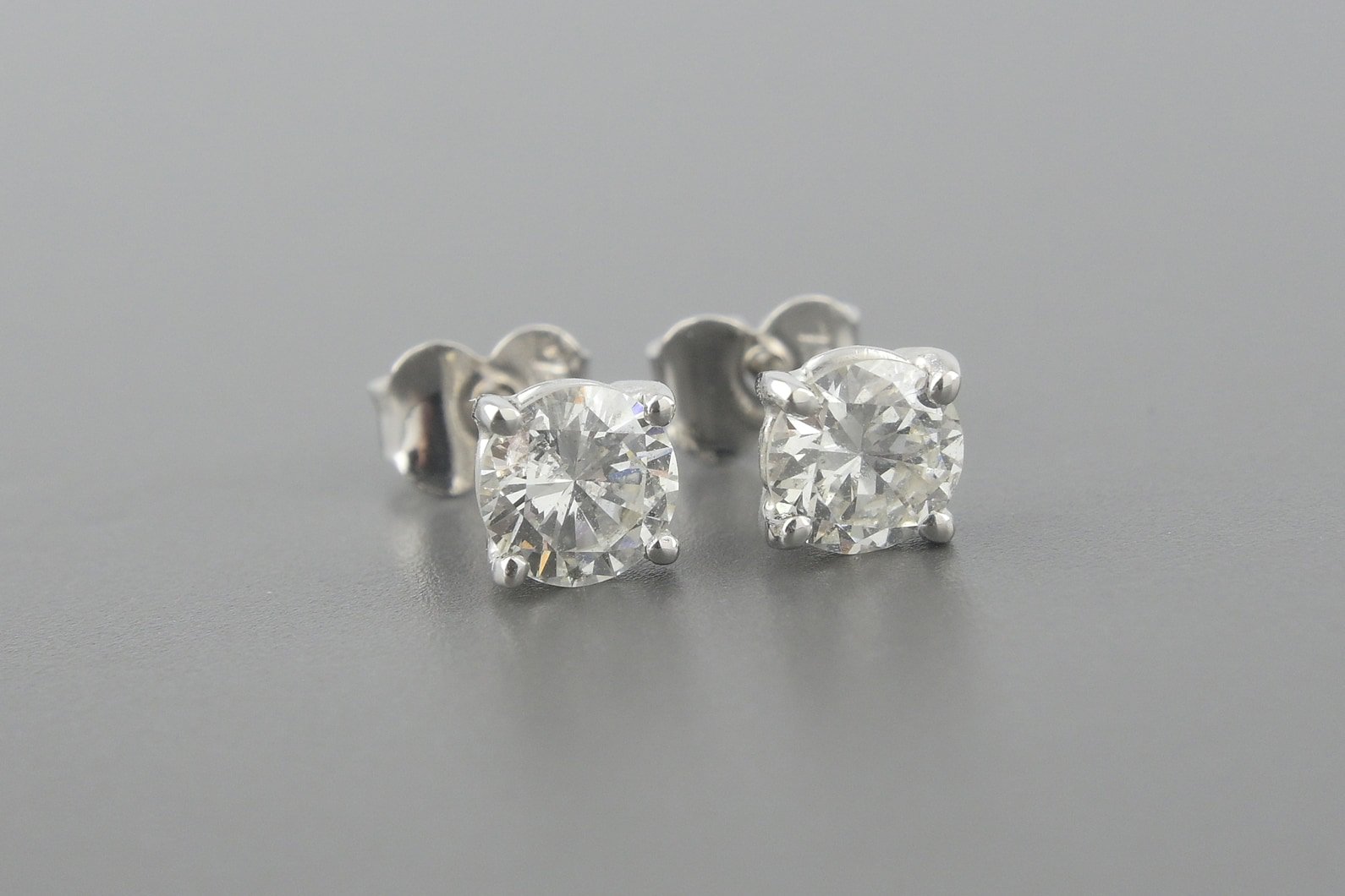 Brincos Solitários em Ouro Branco 18k com Aprox. 80pts de Brilhantes