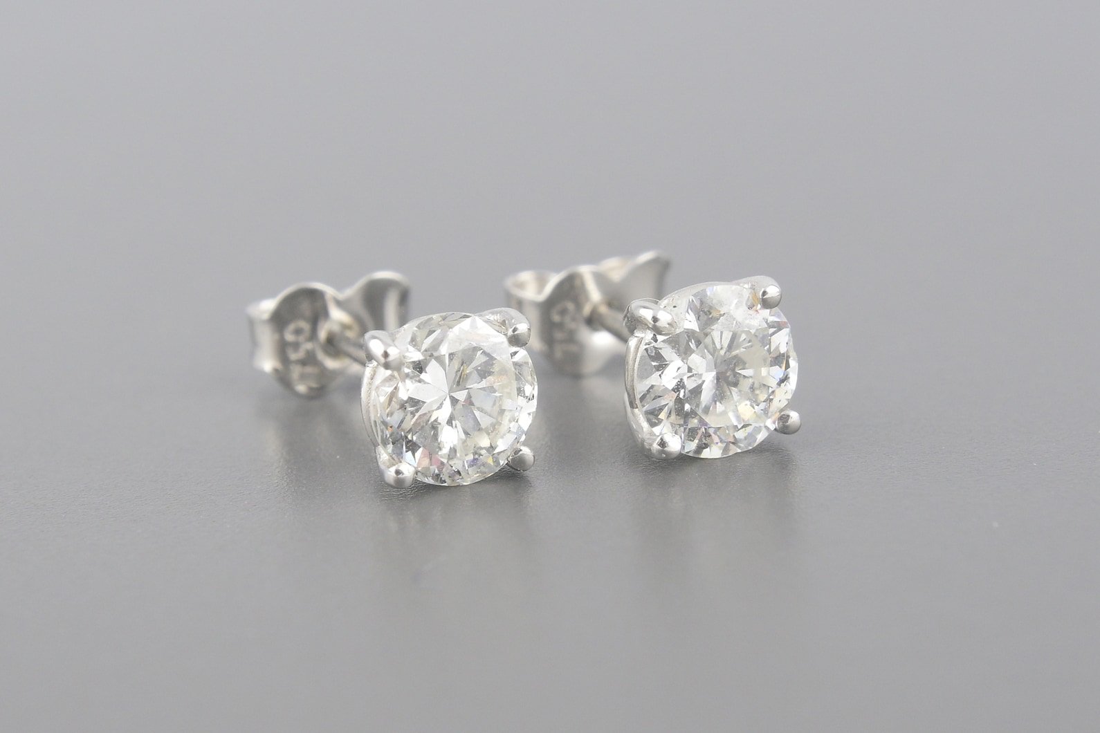Brincos Solitários em Ouro Branco 18k com Aprox. 92pts de Brilhantes