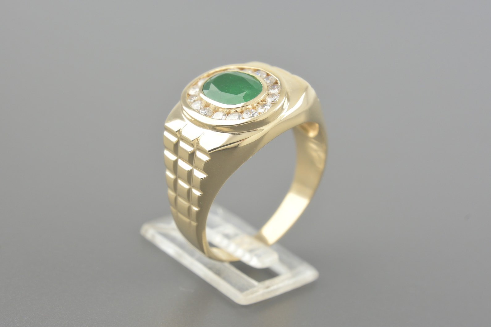 Anel Sinete em Ouro Amarelo 18k com Esmeralda de 9x7mm e Aprox. 32pts de Brilhantes