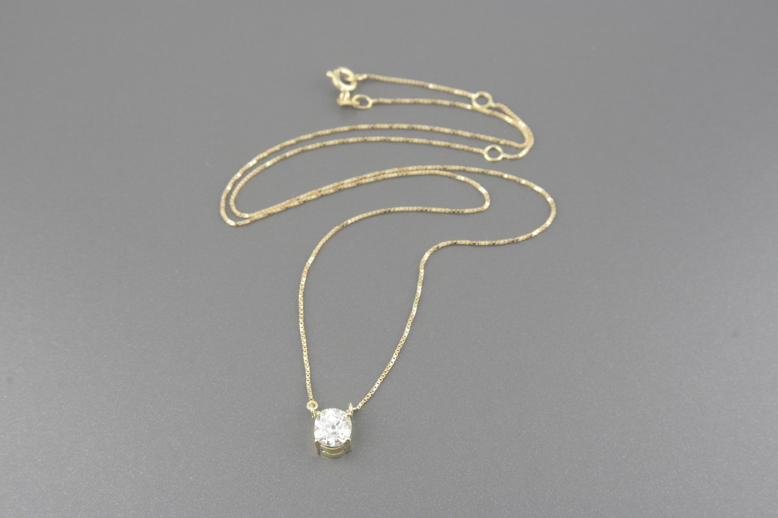 Colar Ponto de Luz em Ouro Amarelo 18k com Brilhante de Aprox. 0.98ct