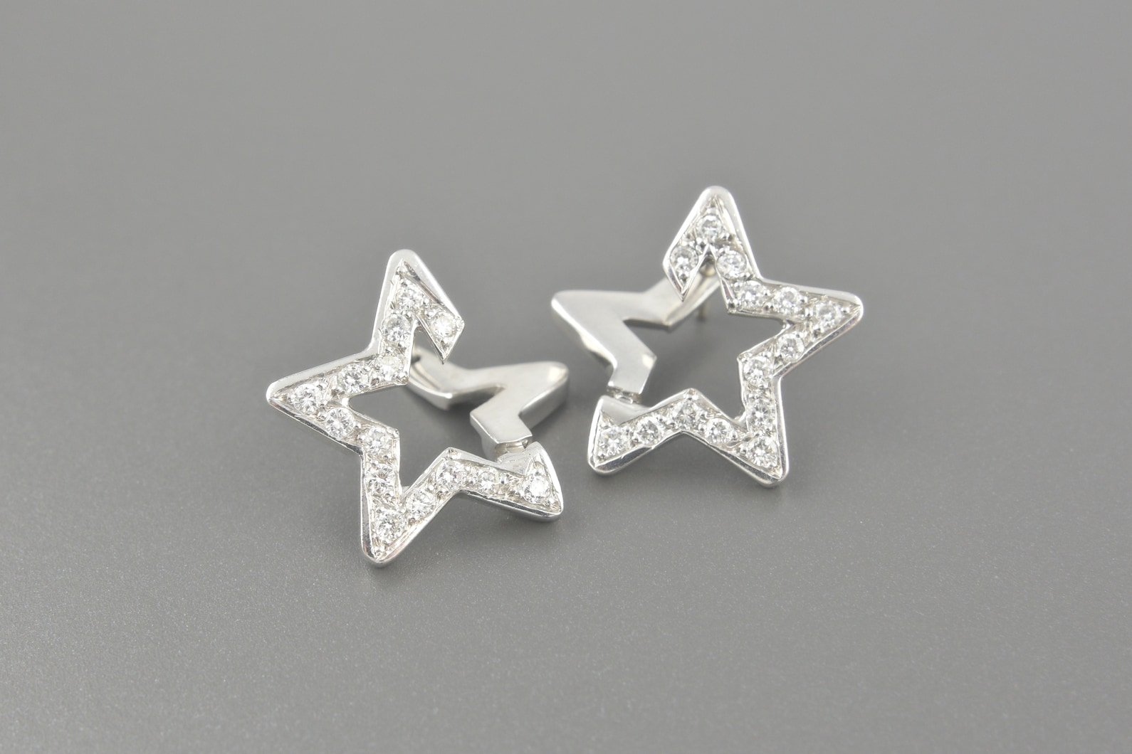 Brincos Estrela em Ouro Branco 18k com Aprox. 28pts de Brilhantes