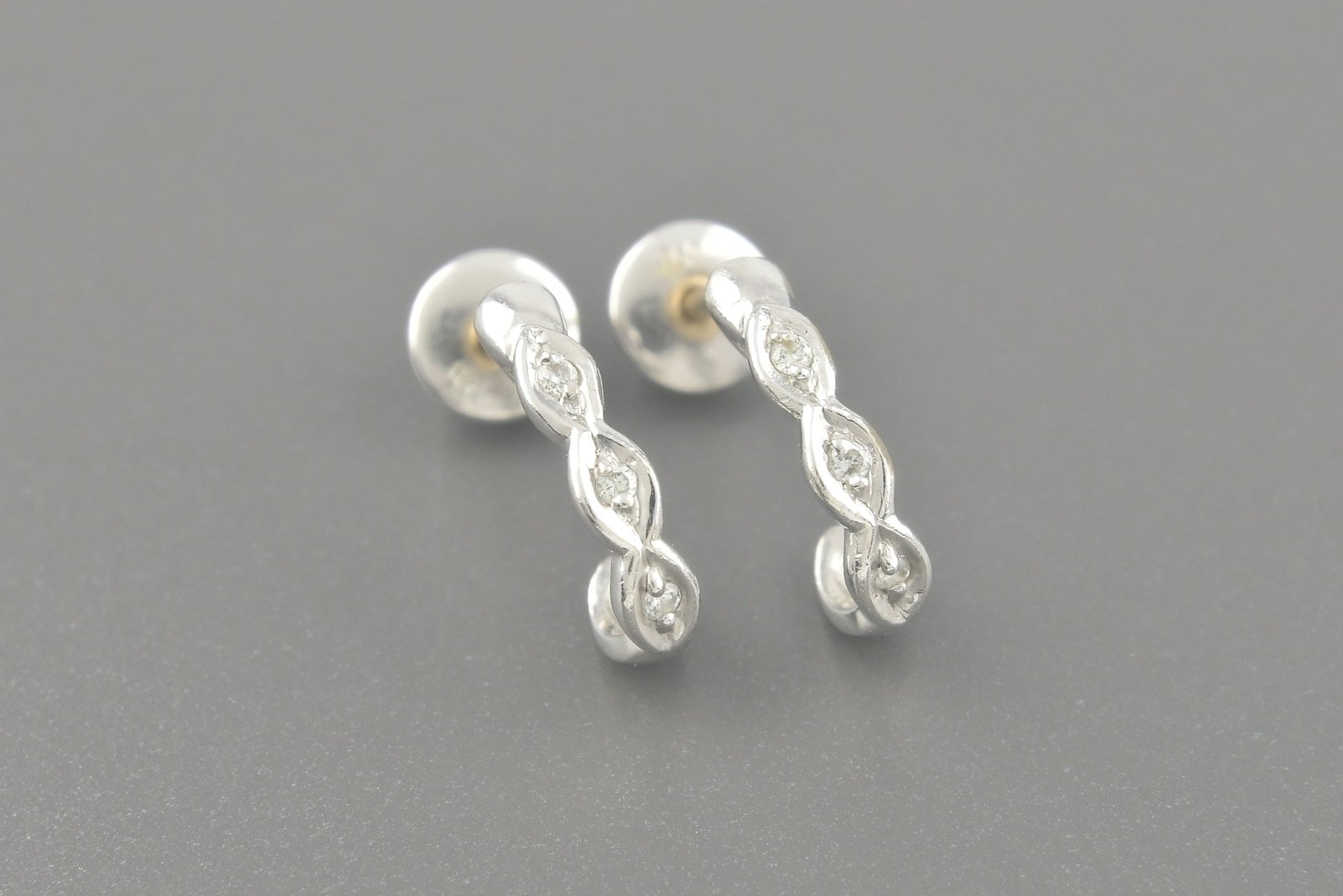 Brincos em Ouro Branco 18k com Aprox. 3pts de Brilhantes