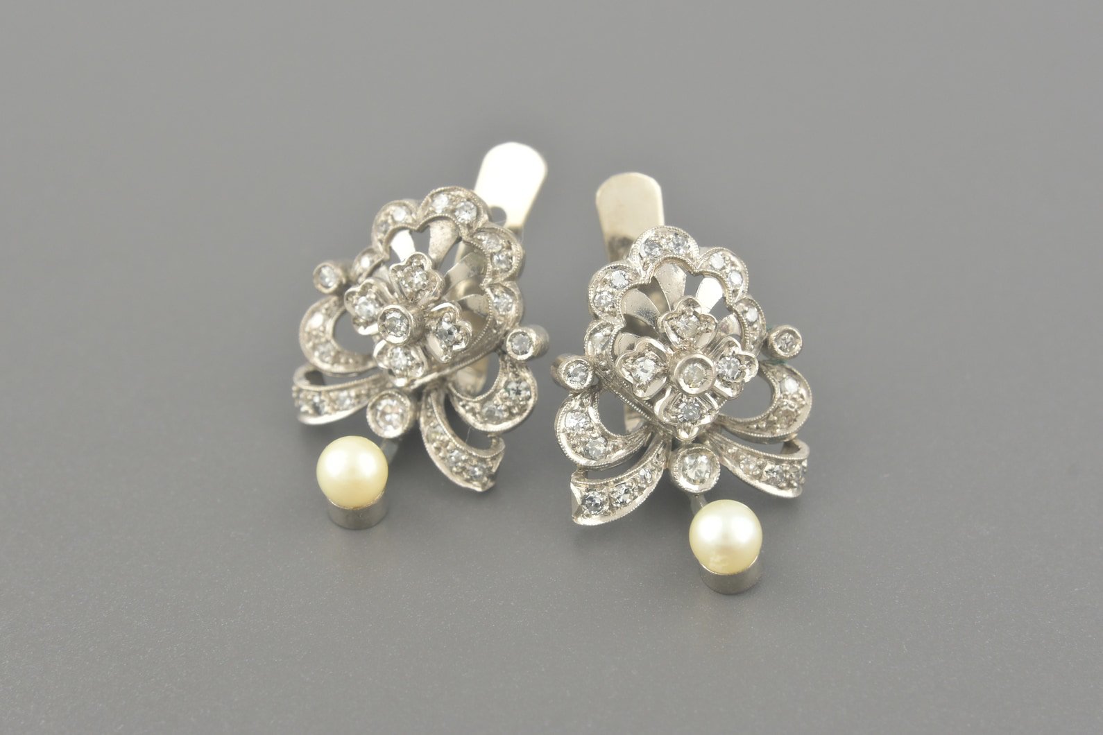 Brincos em ouro branco 18k com Pérolas e Diamantes