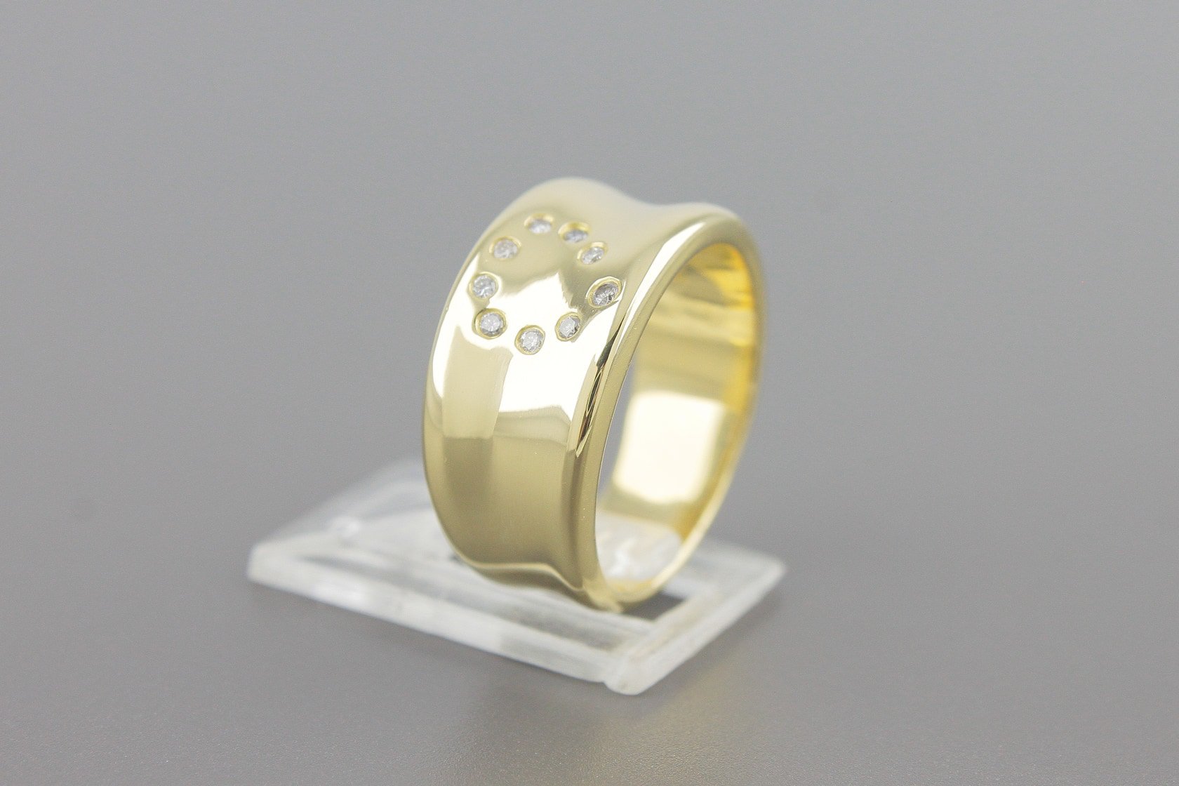 Anel em Ouro Amarelo 18k com Aprox. 9pts de Brilhantes