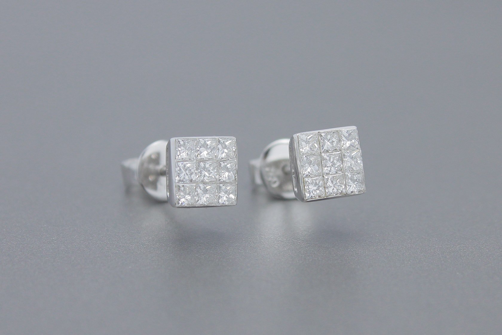 Brincos em Ouro Branco 18k com Aprox. 54 pts de Diamantes Princess