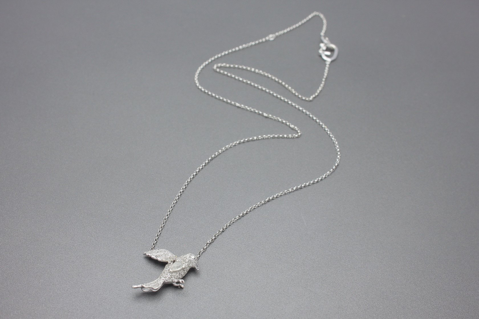 Colar Pomba em Ouro Branco 18k com Aprox. 25pts de Diamantes Gota e Aprox. 35pts de Diamantes Redondos