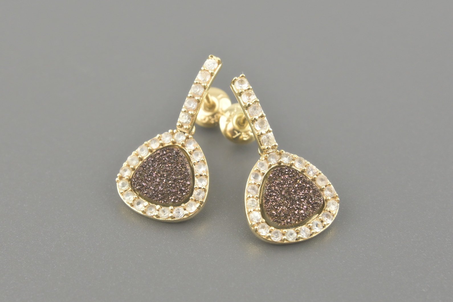 Brincos em Ouro Amarelo 18k com Drusas e Safiras Brancas