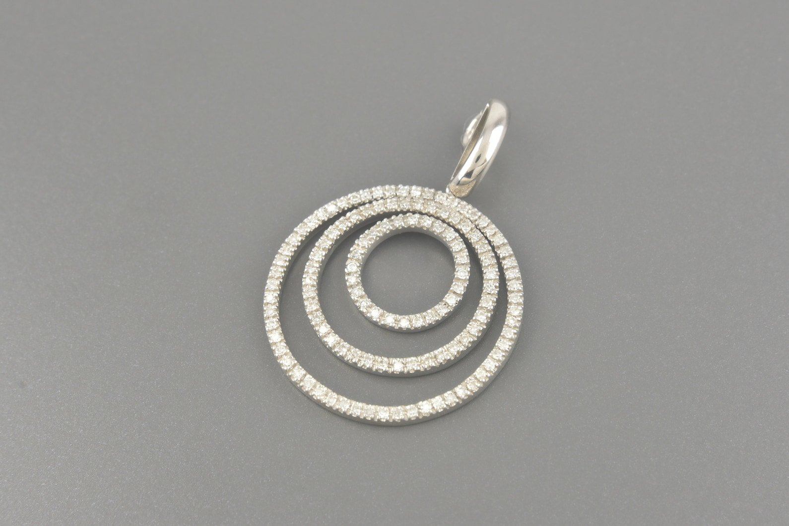 Pingente em Ouro Branco 18k com Aprox. 90pts de Brilhantes