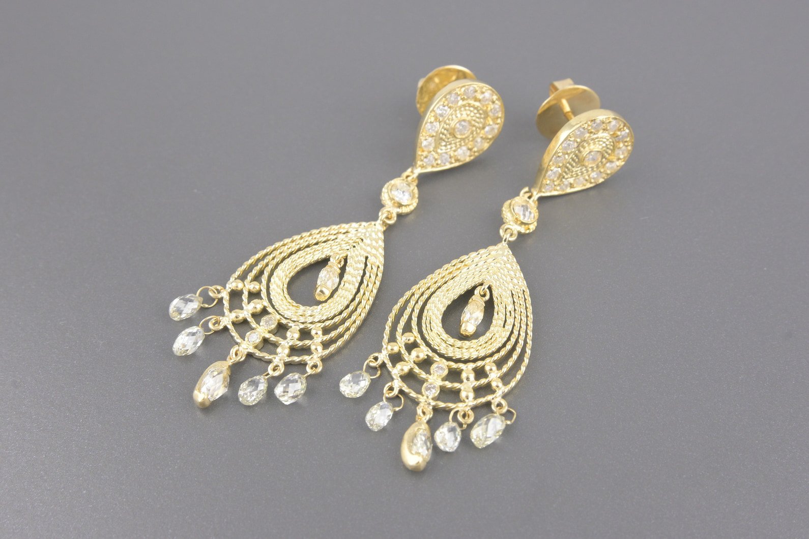 Brincos em Ouro Amarelo 18k com 7.5 ct Diamantes Lap. Briolette e Redondos