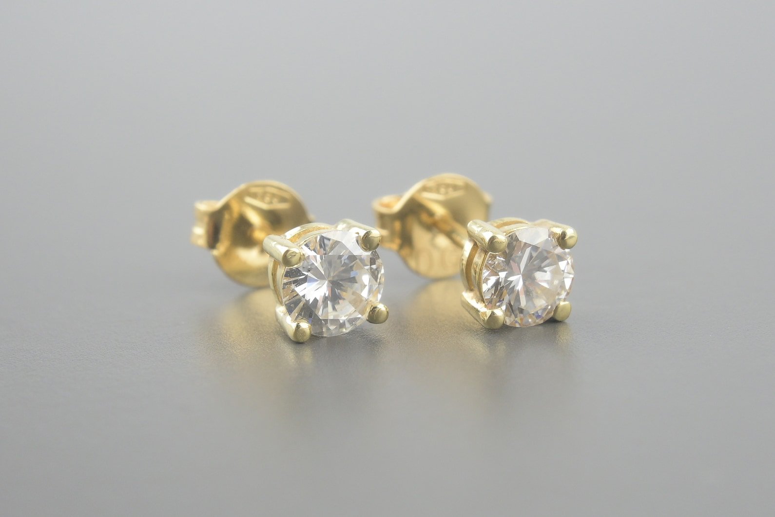 Brincos Solitários em Ouro Amarelo 18k com Aprox. 1.0ct de Brilhantes