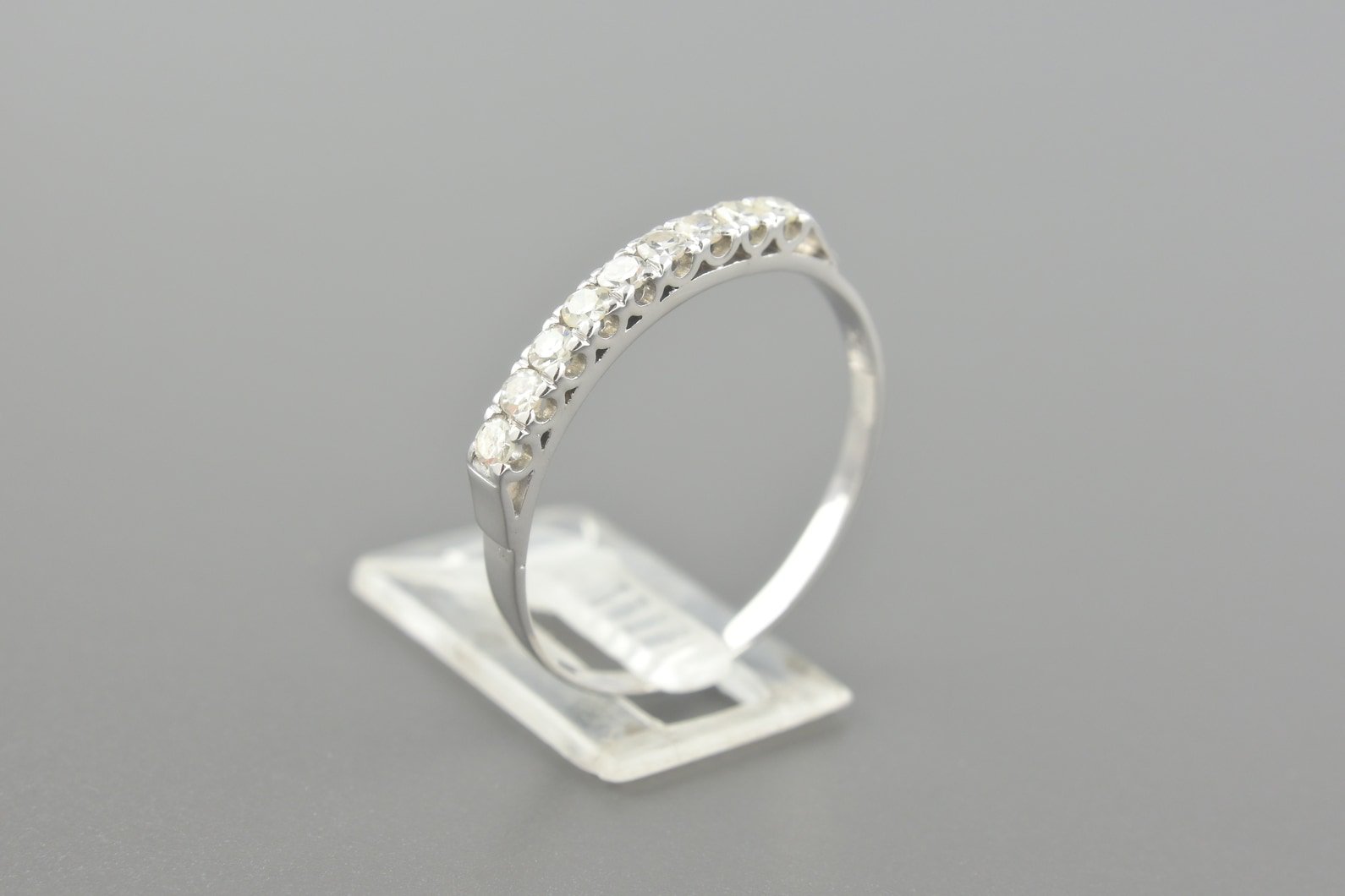 Meia Aliança em Ouro Branco 18k com Aprox. 32pts de Diamantes