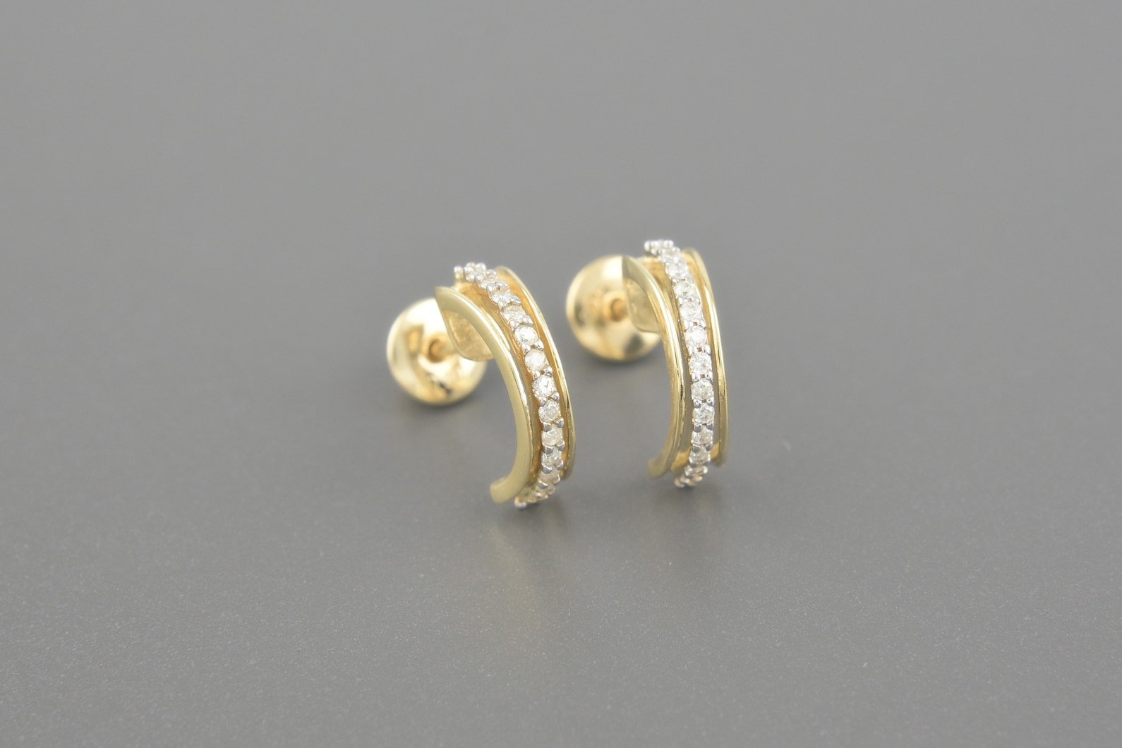 Brincos em Ouro Amarelo 18k com Aprox. 15pts de Brilhantes