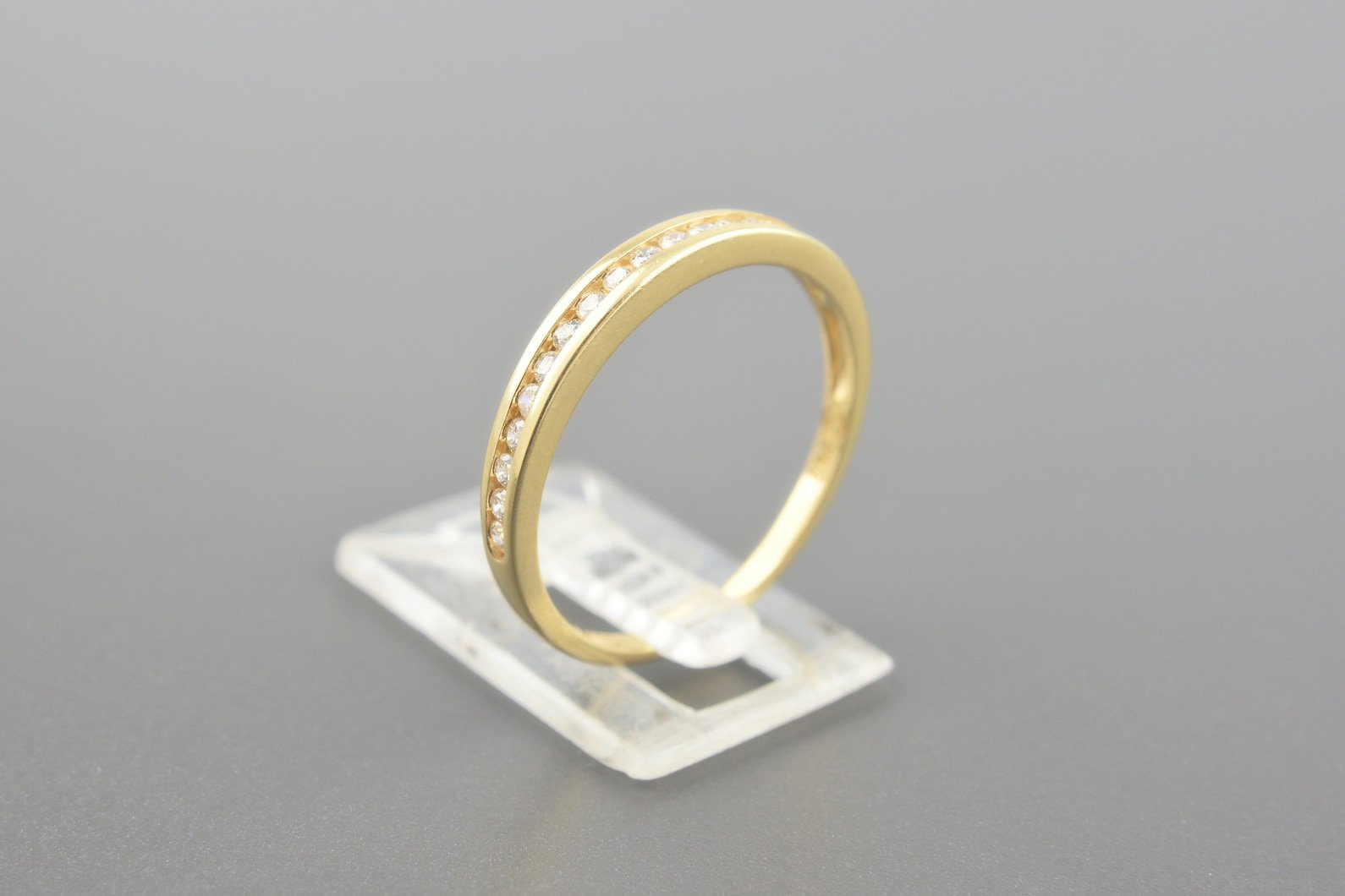 Meia Aliança em Ouro Amarelo 18k com Aprox. 18pts de Brilhantes