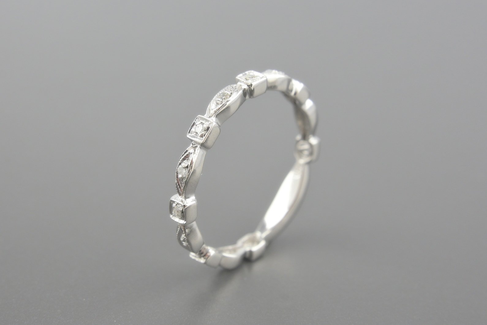 Anel em Ouro Branco 18k com Aprox. 9pts de Brilhantes