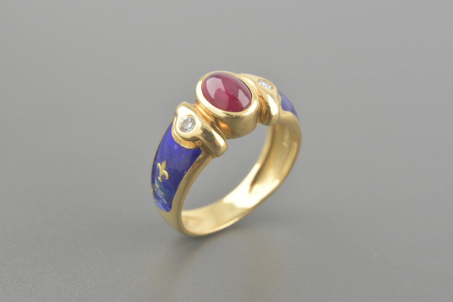 Anel Solitário Vintage em Ouro Amarelo 18k com Esmaltes Azul, Rubi Cabochon de 7x5mm e Aprox. 8pts de Brilhantes (No Estado)