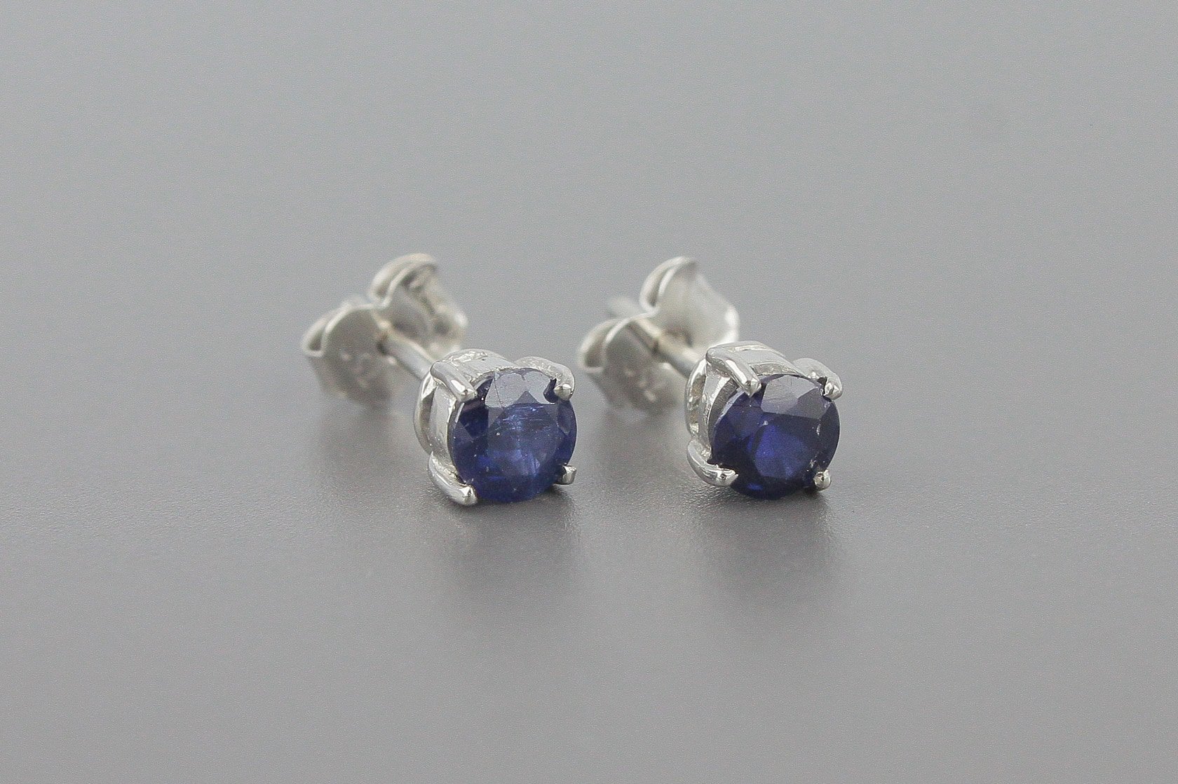 Brincos Solitários em Ouro Branco 18k com Aprox. 0.60cts de Safiras