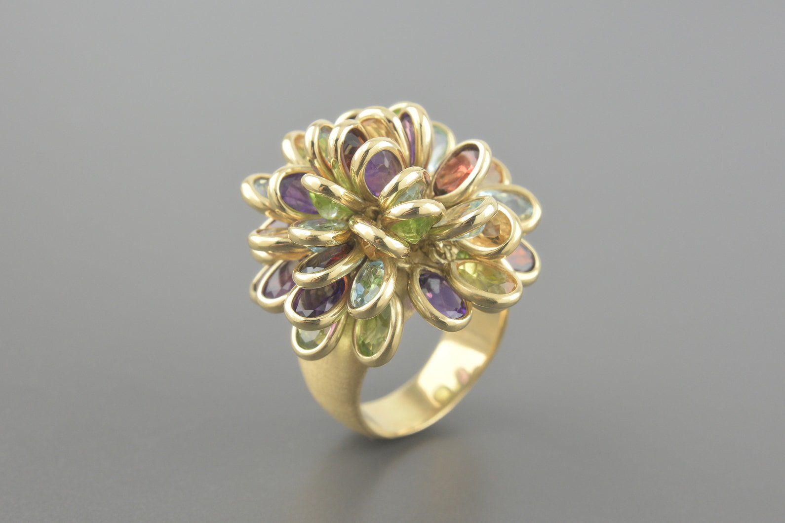 Anel em Ouro Amarelo 18k com Pedras Brasileiras de 6x4mm