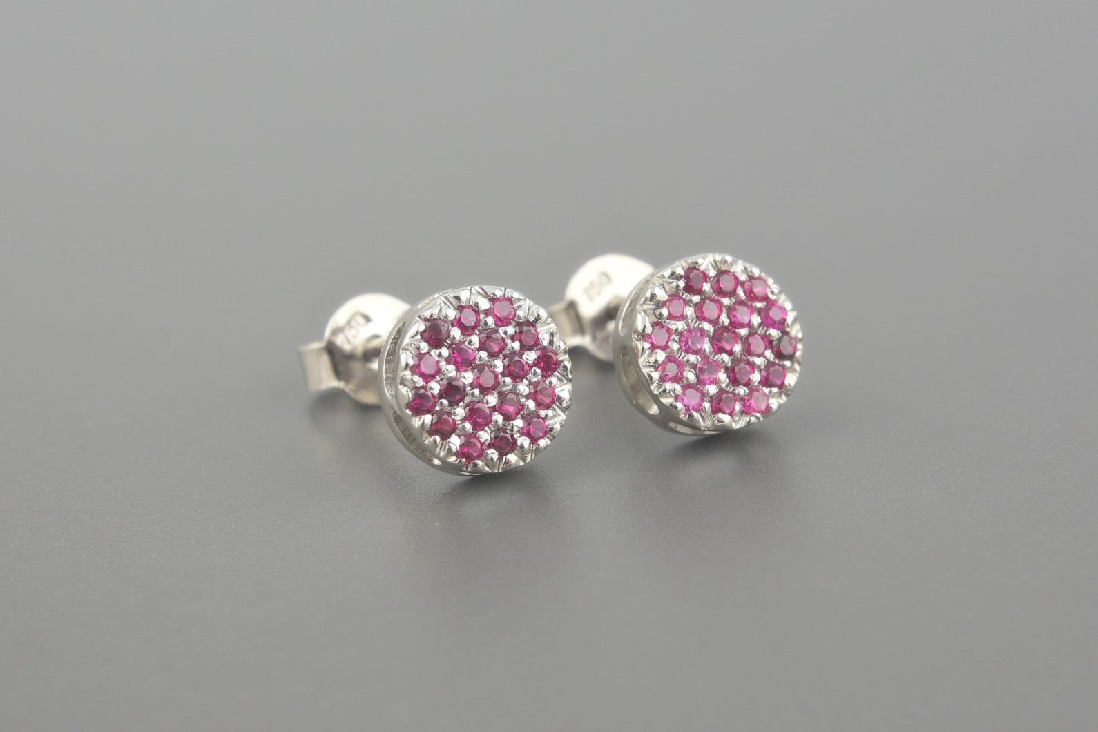 Brincos em Ouro Branco 18k com Aprox. 38pts de Rubis