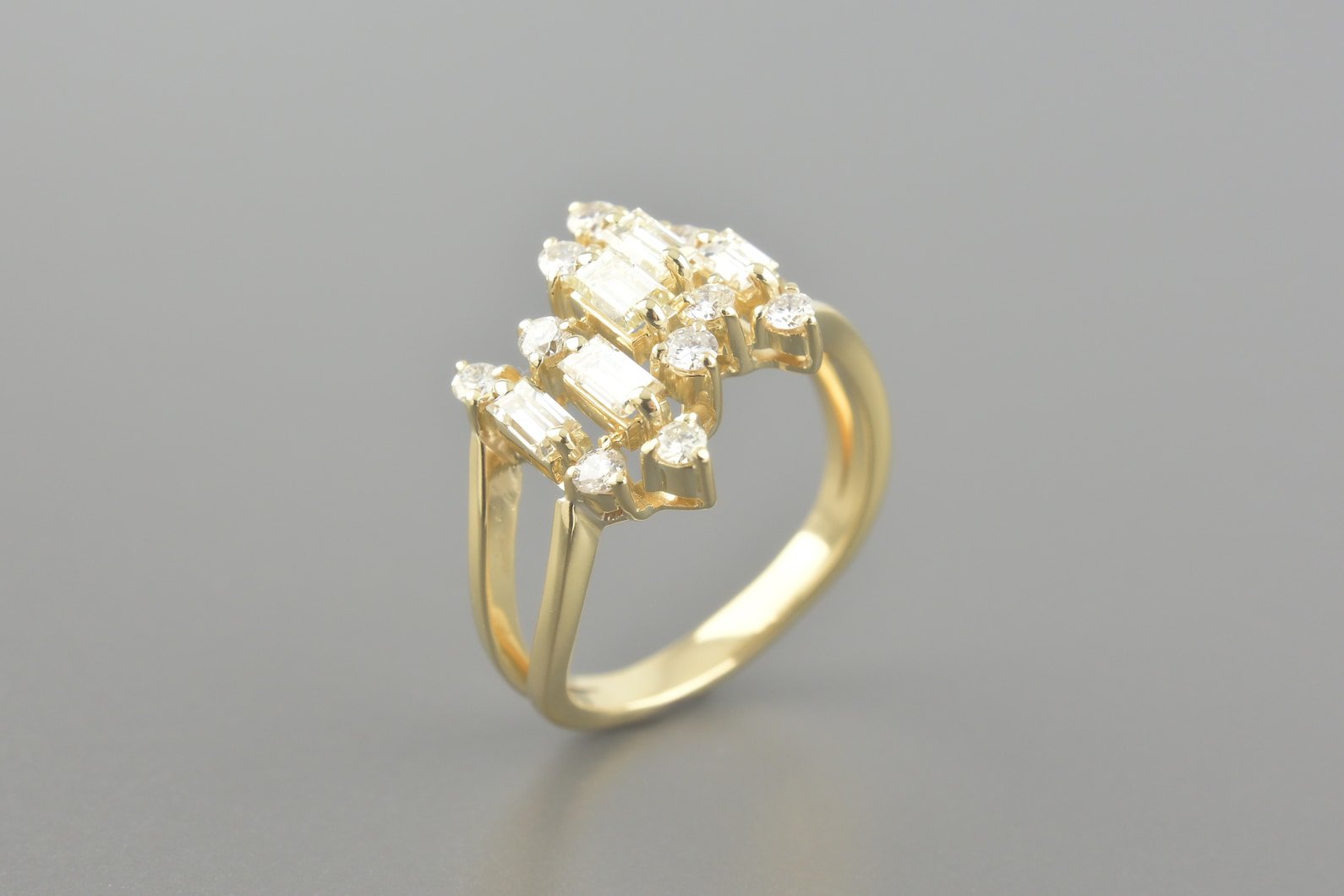 Anel em Ouro Amarelo 18k com Aprox. 60pts de Diamantes Baguete e Aprox. 40pts de Brilhantes