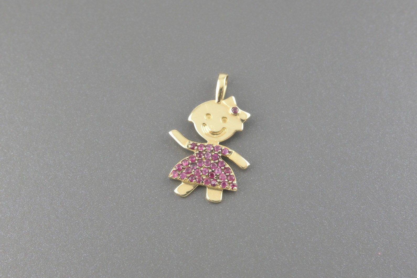 Pingente Menina em Ouro Amarelo 18k com Rubis