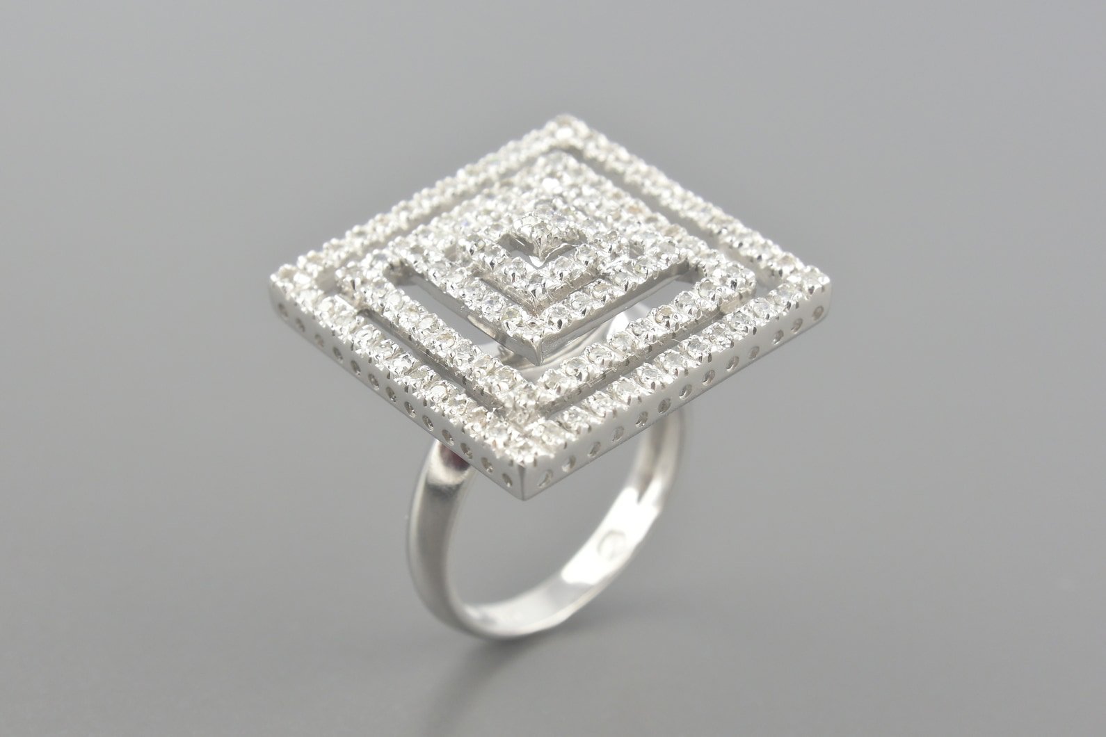 Anel em Ouro Branco 18k com Aprox. 93pts de Brilhantes