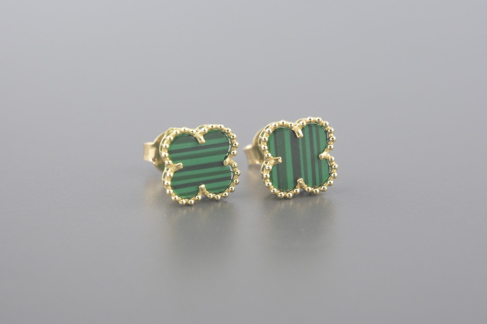 Brincos Trevo em Ouro Amarelo 18k com Malaquita em Resina