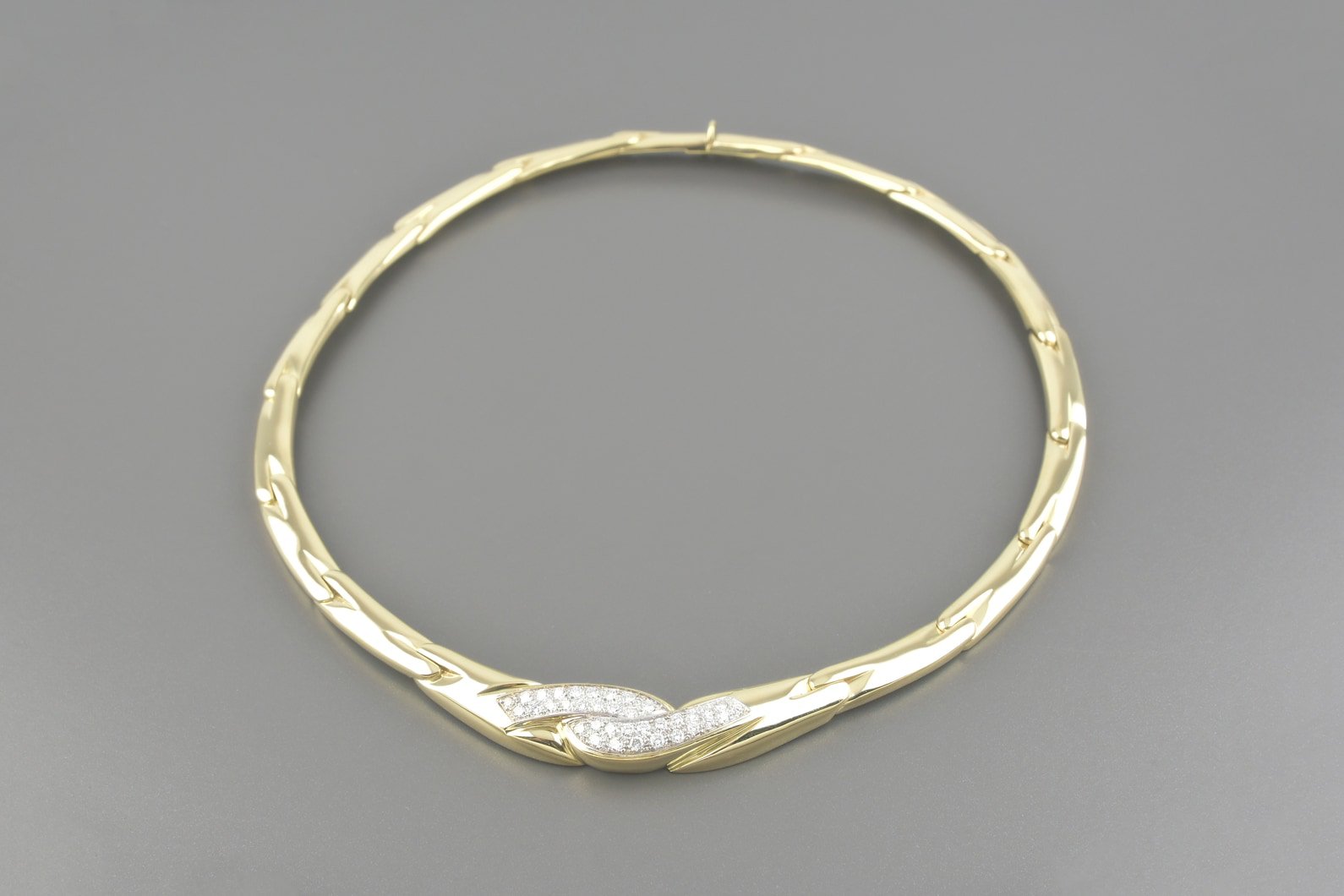 Gargantilha em Ouro Amarelo 18k com Aprox. 1.08ct de Brilhantes
