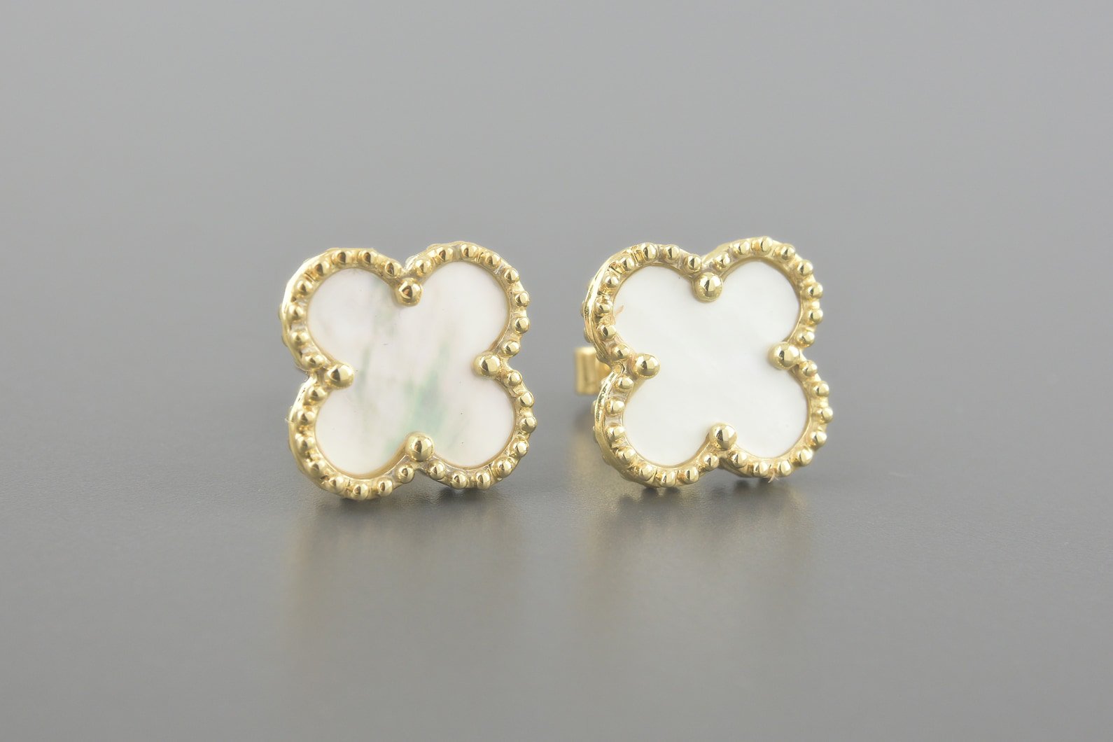 Brincos Trevo em Ouro Amarelo 18k com Madrepérolas