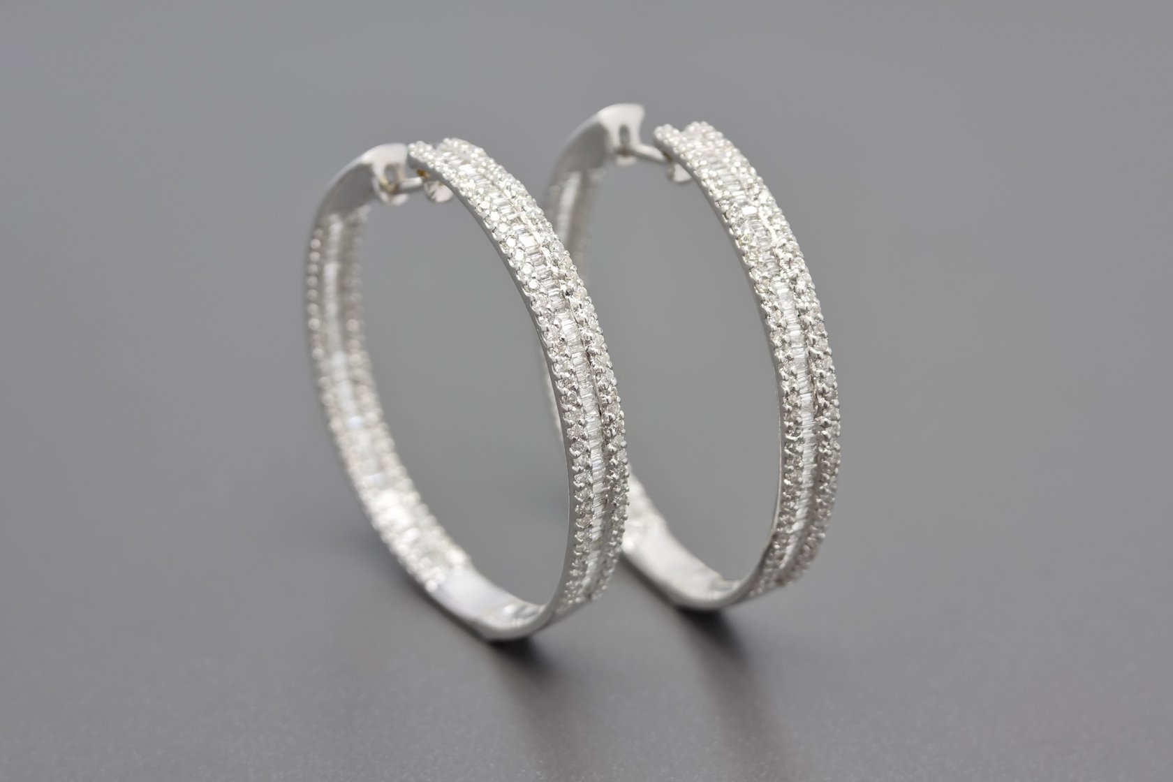 Brincos Argola em Ouro Branco 18k com Aprox. 3.0 ct de Diamantes