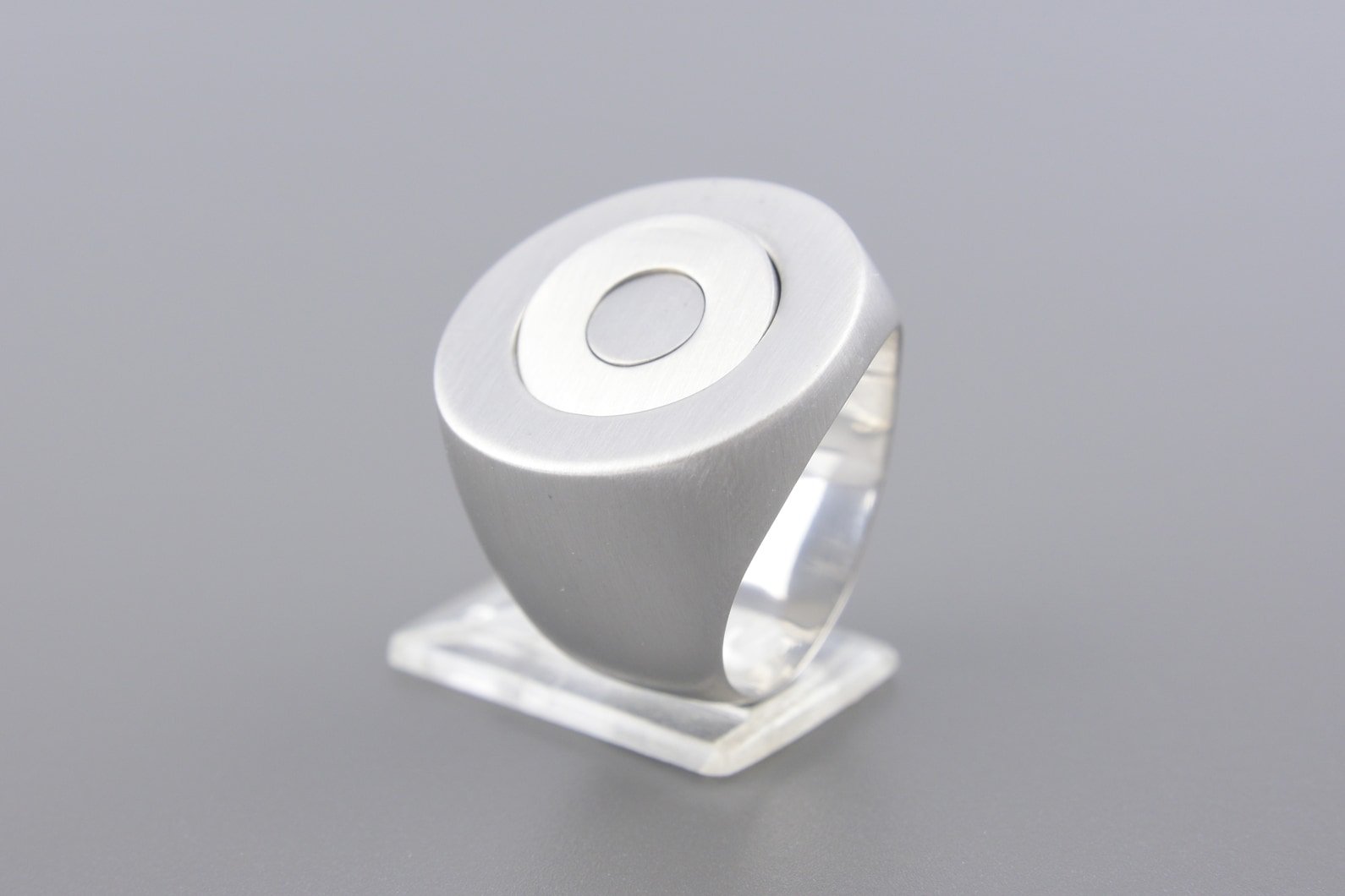 Anel em Ouro Branco 18k
