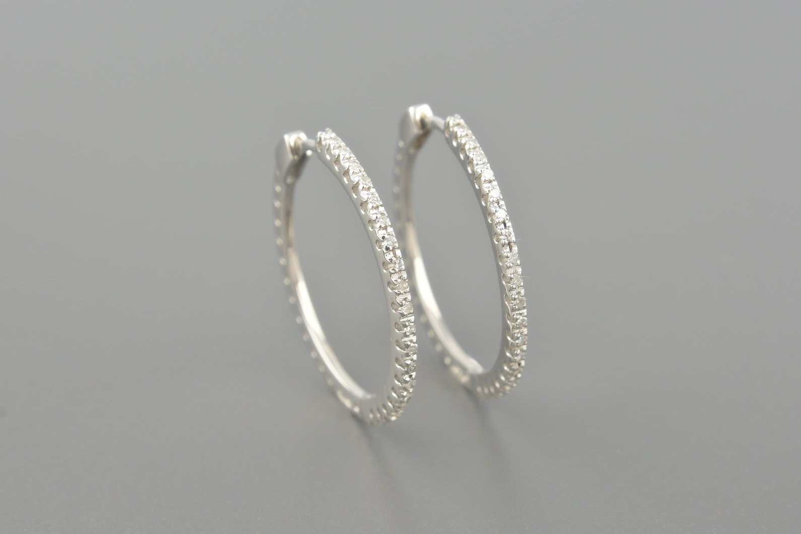 Brincos Argola em Ouro Branco 18k com Aprox. 38pts de Brilhantes