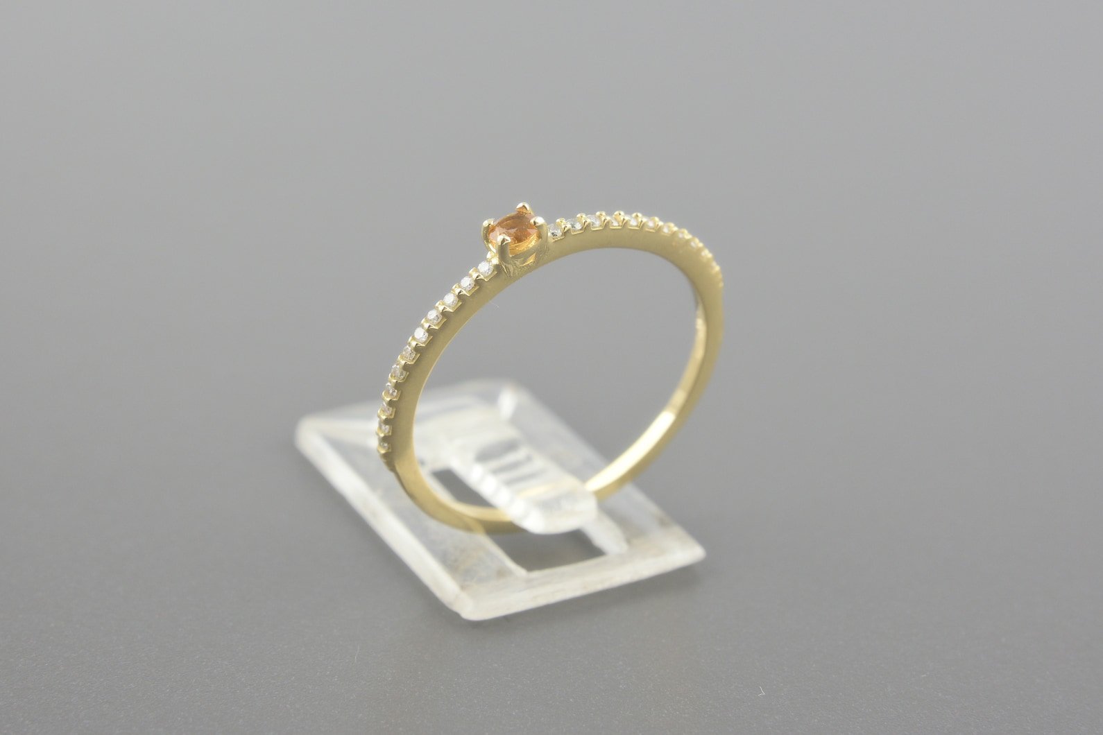 Anel em Ouro Amarelo 18k com Citrino de 2.2mm e Aprox. 11pts de Brilhantes