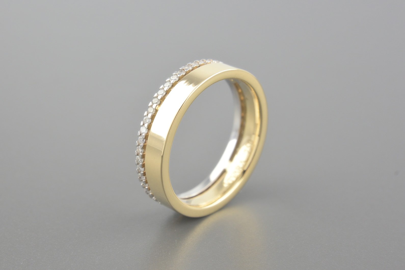 Aliança Essence em Ouro Amarelo e Branco 18k com Aprox. 25pts de Brilhantes