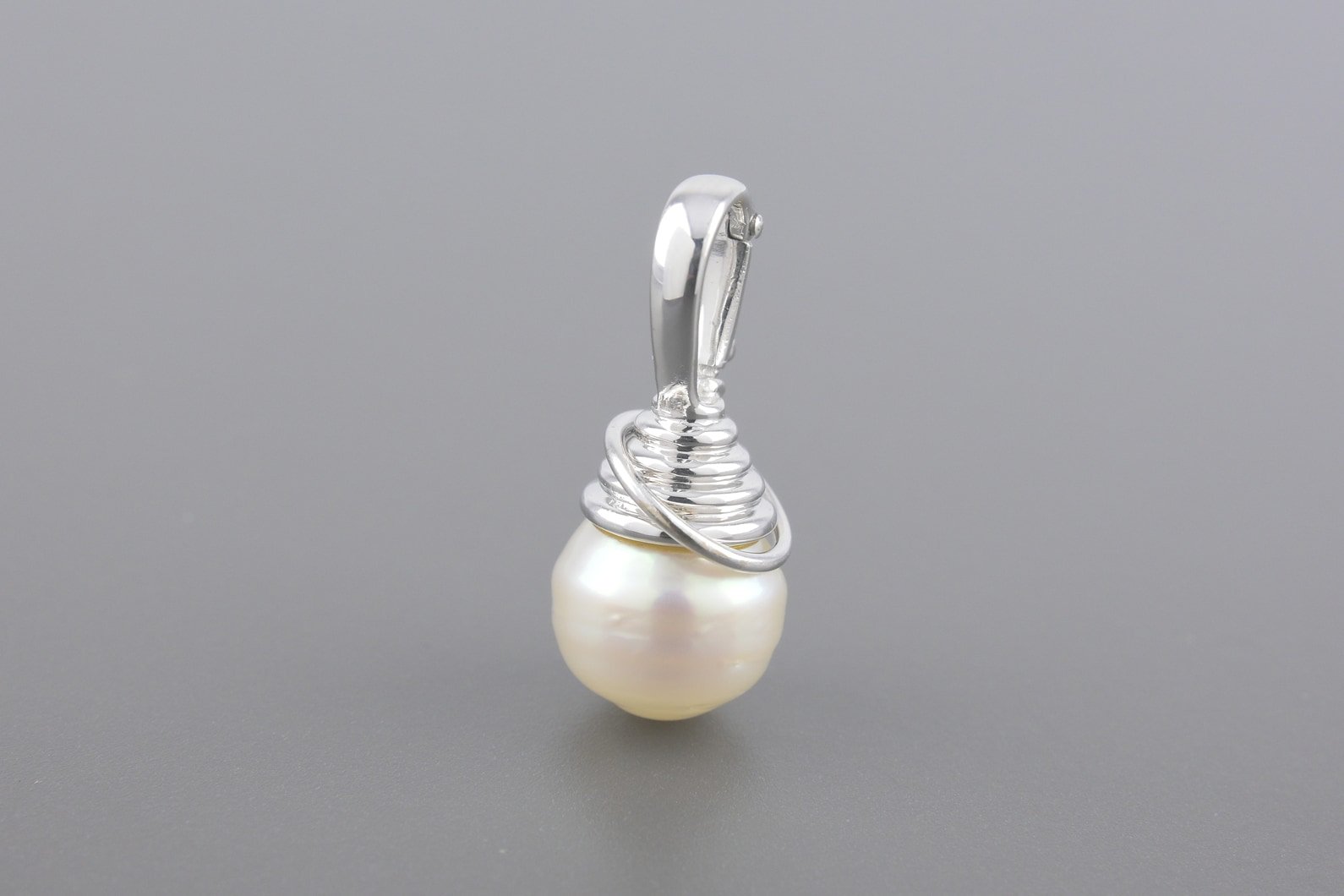 Pingente em Ouro Branco 18k com Pérola de 11mm