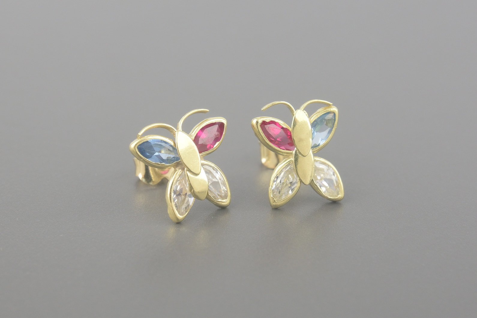 Brincos Borboleta em Ouro Amarelo 18k com Zirconias Coloridas