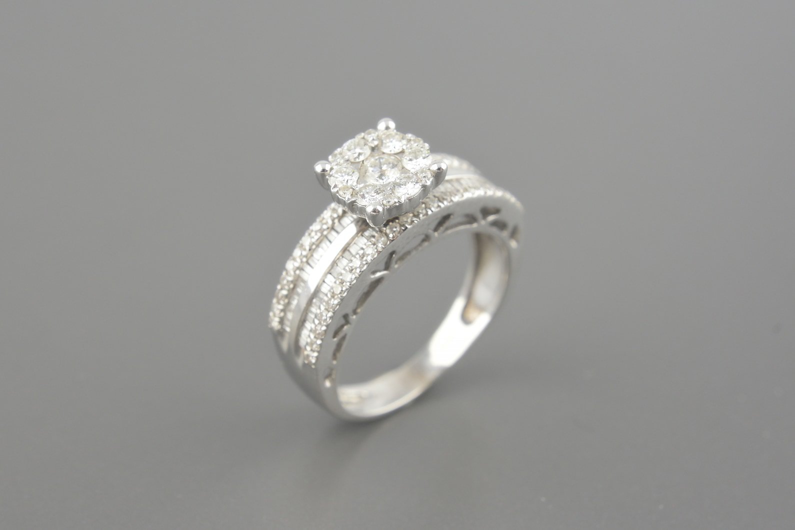 Anel em Ouro Branco 18k com Aprox. 1.05ct de Diamantes