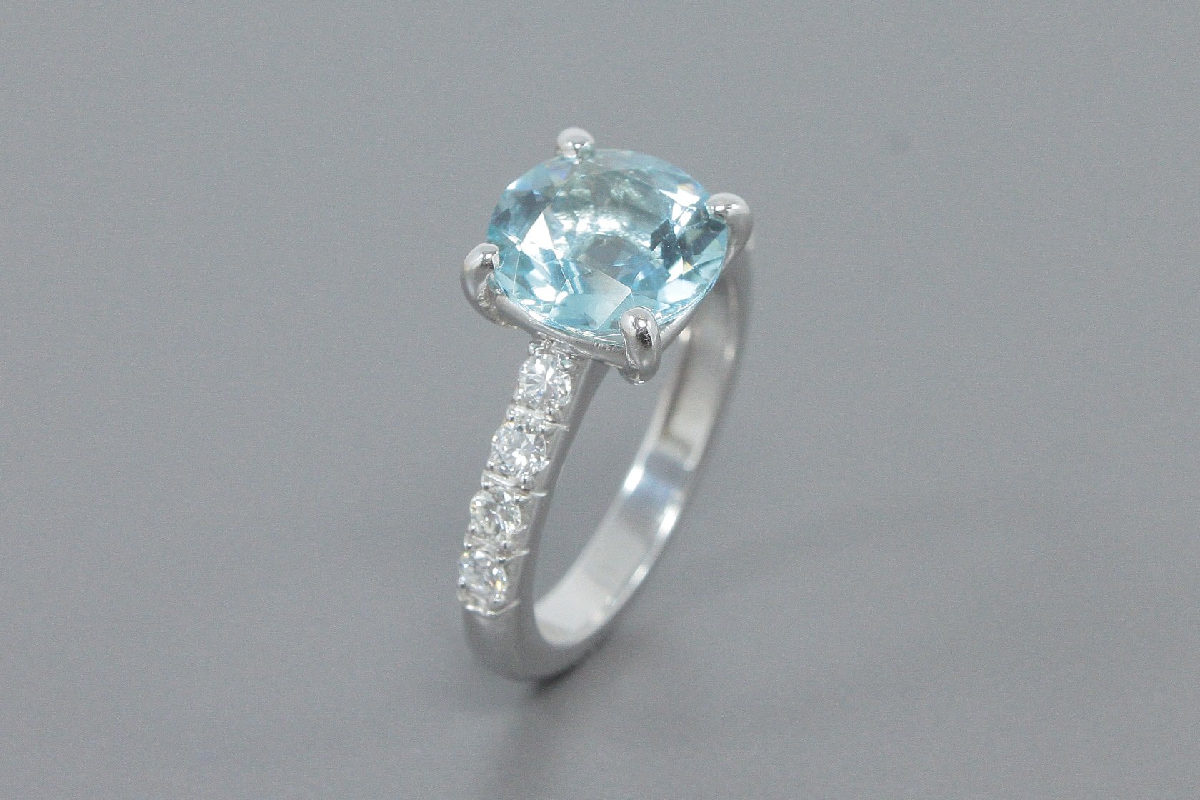 Anel Solitário em Ouro Branco 18k com Água Marinha de 10mm e Aprox. 48pts de Brilhantes